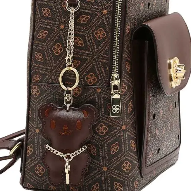 Close lateral da mochila Chenson Coração Cristal com chaveiro ursinho e zíper dourado